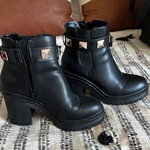 Size 6 1/2 mix number 6 black booties
